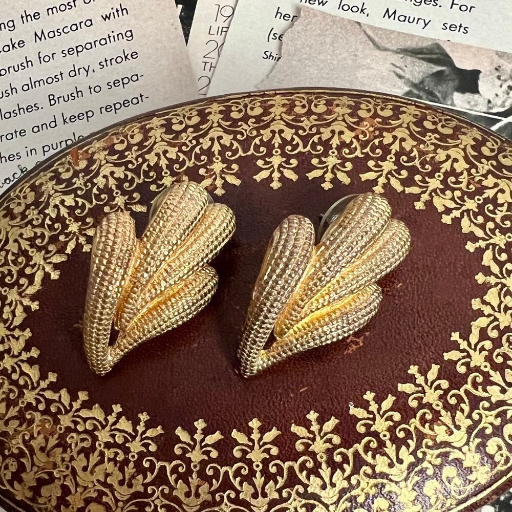 Vintage 80s Gold Tone Textured‎ Elegant Statement Earrings